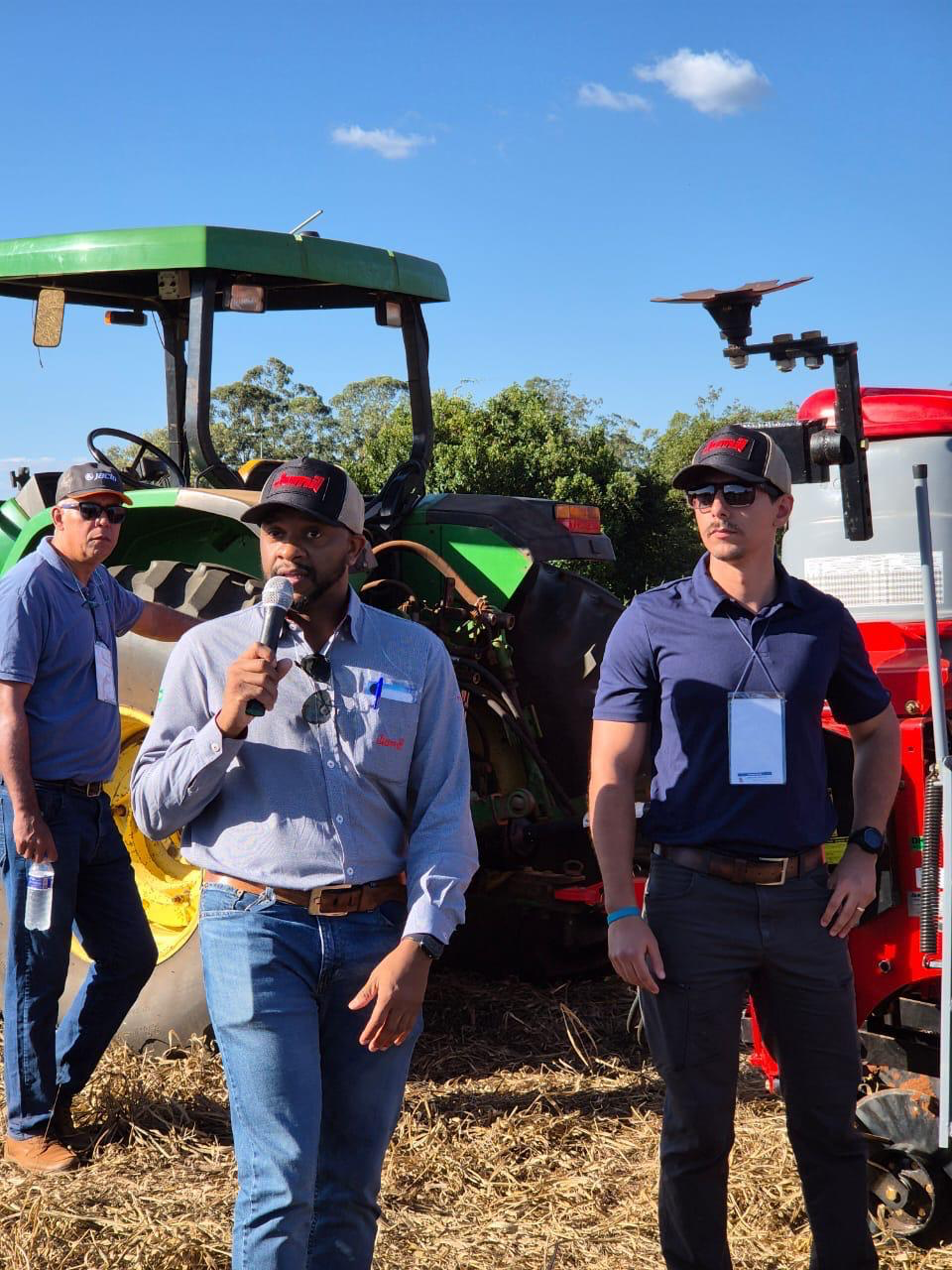 Thiago Bento apresentando máquina em demonstração no campo