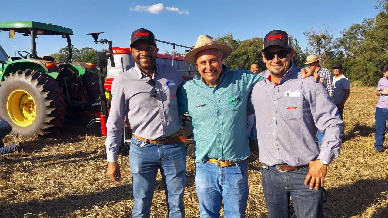Thiago Bento com produtor em evento do agronegócio