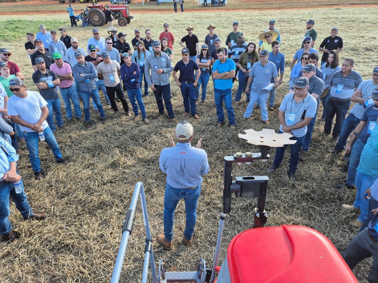 Thiago Bento em dia de campo com produtores rurais